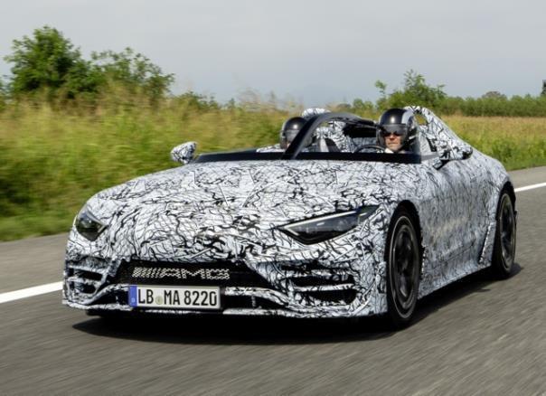 Hochexklusiver Roadster noch im Tarnkleid auf Entwicklungsfahrt